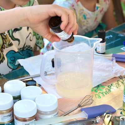 Enfant qui réalise un atelier cosmétique